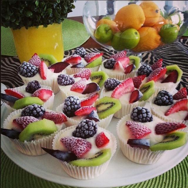 Frozen Yoghurt Fruit Cups are simple to make and are the perfect snack!
-Scoop all-natural Vanilla Greek Yoghurt into cupcake cases & arrange your favourite fresh fruits & berries on top.
-Freeze for 4hrs until solid.
-Remove from freezer 3-4 minutes before serving.
📷Pinterest https://t.co/p6PLRnWDFg