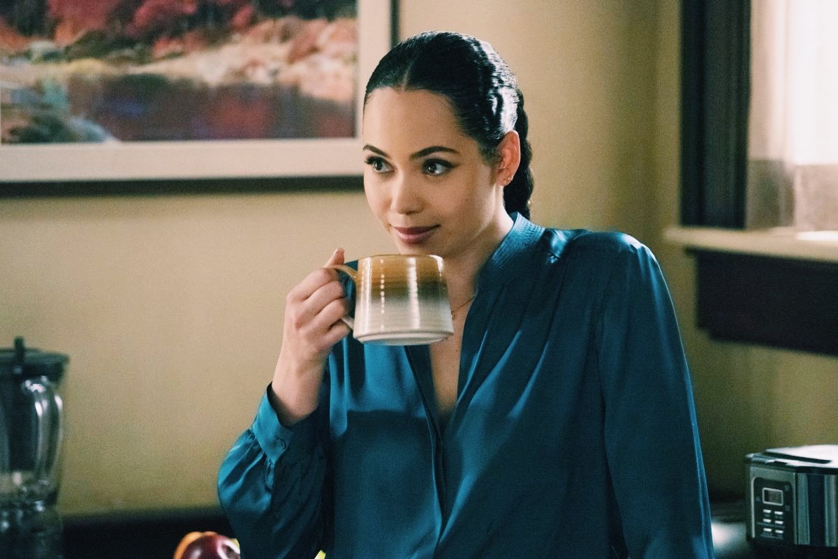 I'm really over men in fandom dictating how women watch shows/movies especially when the woman on the show is of color.

Yes, the Black fictional character can find epic love, have an impressively high IQ AND want a family. 

Real women accomplish these feats every damn day.