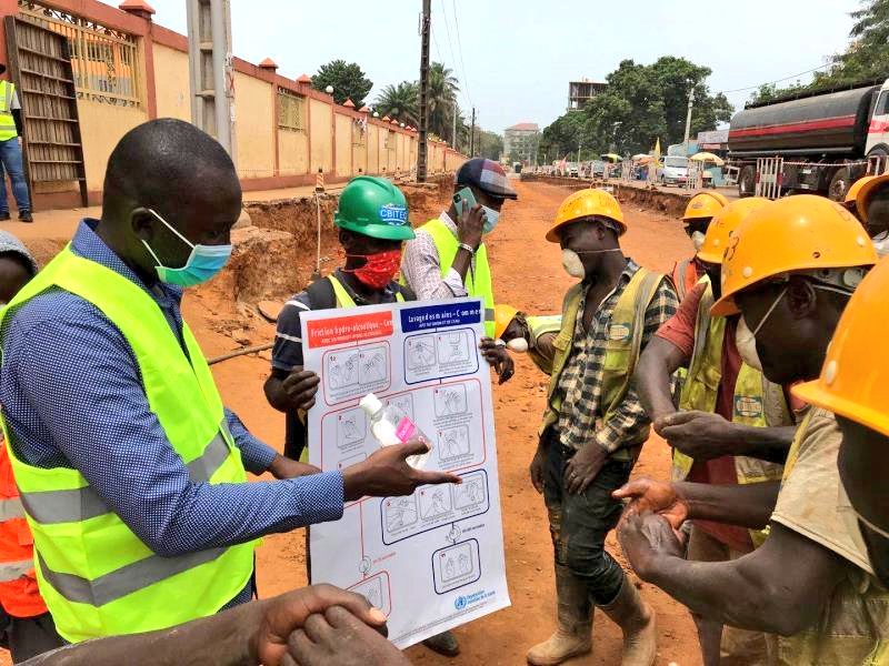 MTP_GN's tweet photo. Lutte contre le #covid19gn:
#CBITEC, en charge des travaux de la route Pont 8 Novembre-Belle vue et de l'échangeur de #Kagbelen a procédé en compagnie de sa mission de contrôle #EGIS, à deux jours de sensibilisation en faveur de son personnel et des riverains. #MTPGN https://t.co/eq1tJ6giT7