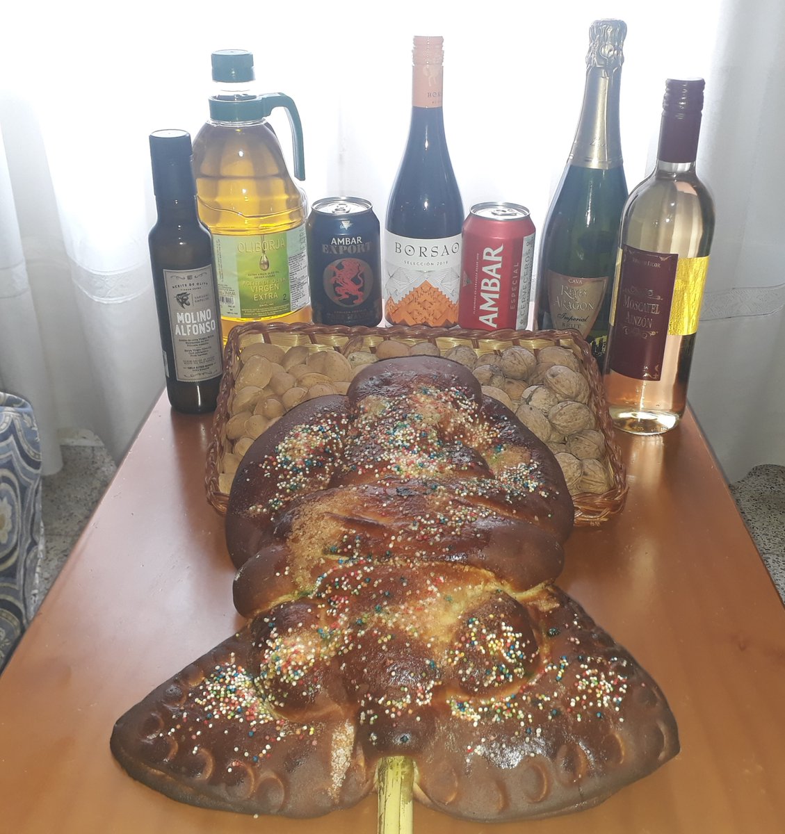 Emazcona's tweet photo. Que ricas las nueces y almendras de cosecha propia, la #culeca en San Jorge. Productos que no pueden faltar en nuestra despensa: Aceite de oliva, vinos de #Borja, moscatel de #Ainzon y cava de #Calatayud y nuestra cerveza #ambar #OrigenAragon #ComparteElSecreto
@aragonalimentos https://t.co/CZyTZfnmMK