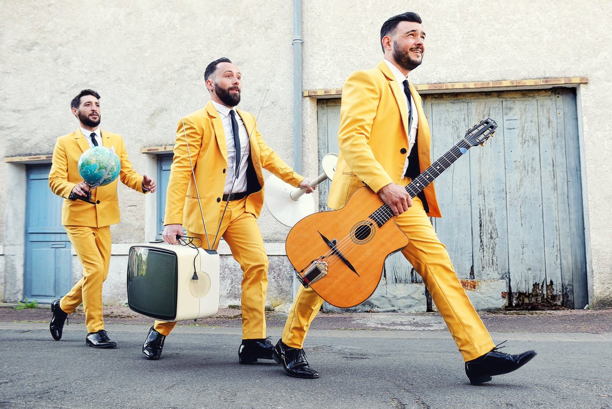 LudoLEJEUNE's tweet photo. Le groupe Vendéen CHANSON D’OCCASION propose aux particuliers de l’accueillir dans leur jardin pour une soirée musique et humour et pour un moment de convivialité, entre amis et familles. Du « swing sur le gazon » pour un été déconfiné ! Souscription ouverte avec @VendeeUp https://t.co/LCItt8JRch