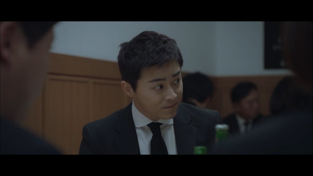 The funeral scene in ep.2 shows the subtle dynamics within the group. Ik Jun seemed the most concerned with how SHwa rejects SHyung. When director Ju asked them, Ik Jun was the most surprised & immediately recognized with Director Ju's intentions: romance.  #HospitalPlaylist
