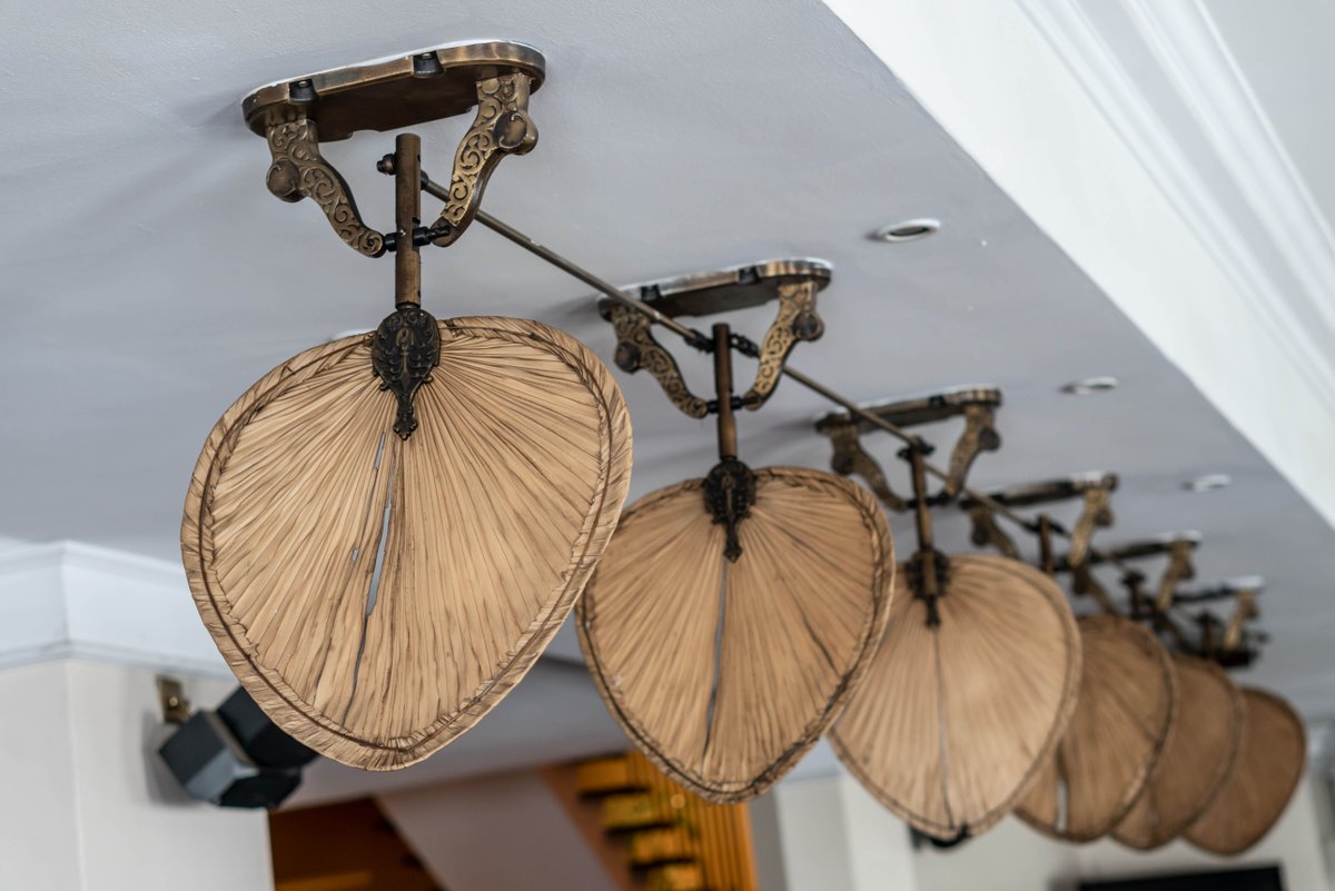 SarovaStanley's tweet photo. Have you ever spotted our palm shaped ceiling fans at #ExchangeBar?
Fun fact-  back in the day, these fans were operated manually and kept running by a person on a bicycle. Queen Elizabeth was once kept cool and comfortable by these fans.
So much #heritage lies behind our walls! https://t.co/3ZTpA4Ipxk