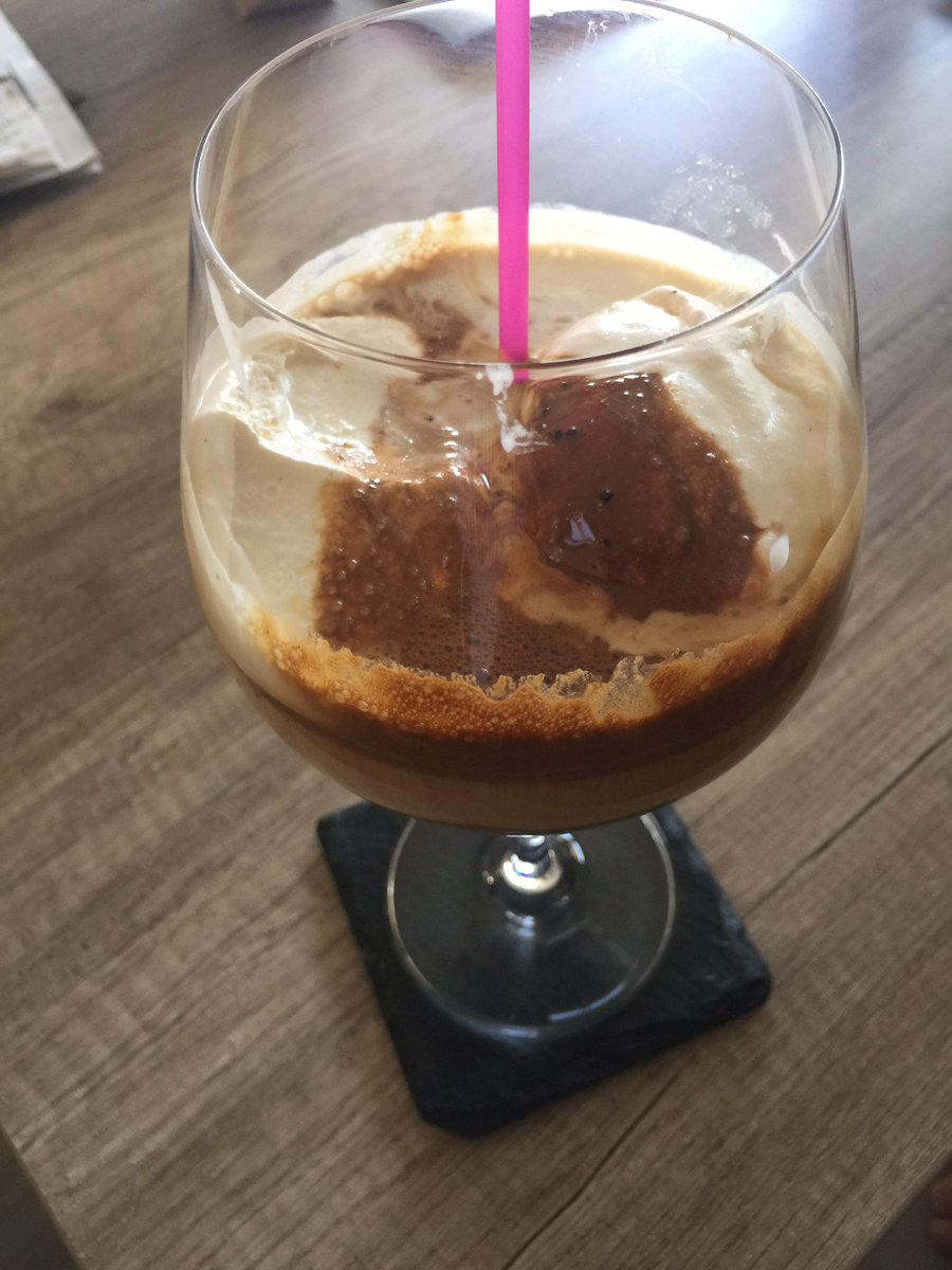 Heute Abend gibts selbstgemachten Eiskaffee. Mit richtigem Eis drin 🤗❤️ 
Schönen Freitagabend euch allen und genießt das Wochenende!!! #bleibtgesund #passtaufeuchauf
