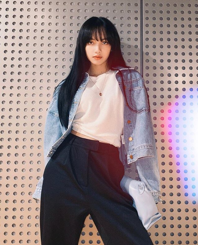 gvneshasdr3am's tweet photo. Oh my GOD, Lisa. Thats my baby. #LALISA #ig #dailylisa #oppa https://t.co/E0kEvlDttq