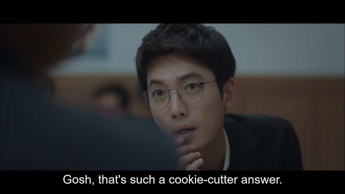 While Jun Wan looks like he's the one who has no clue at all. He also late in recognizing Director Ju's intention was romance. And he said, "that such a cookie-cutter answer" This is a type of character who doesn't realize someone is falling for him. Lol.  #HospitalPlaylist