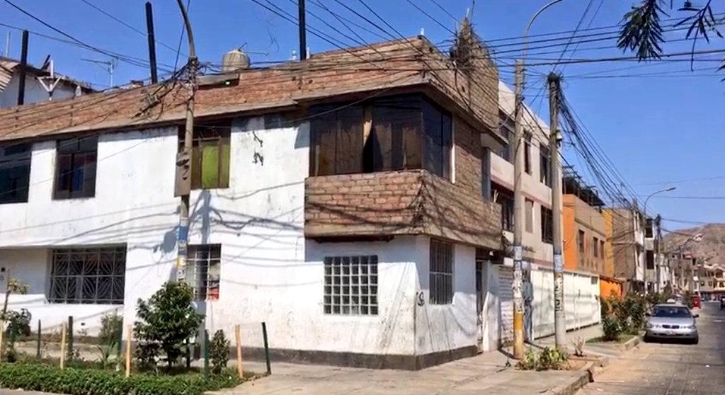 incondic_peru's tweet photo. #ACTUALIZACION
Gracias @TrilceReyes por ayudarnos en este caso, se alistó y salió a #SJDL.
Nos confirma que en la casa hay 3 perros y conviven con sus agresores, la dueña justifica a sus hijos, sin embargo está dispuesta a entregar a los perros 
Se necesita #ayuda para el rescate https://t.co/92iYb8xZuj
