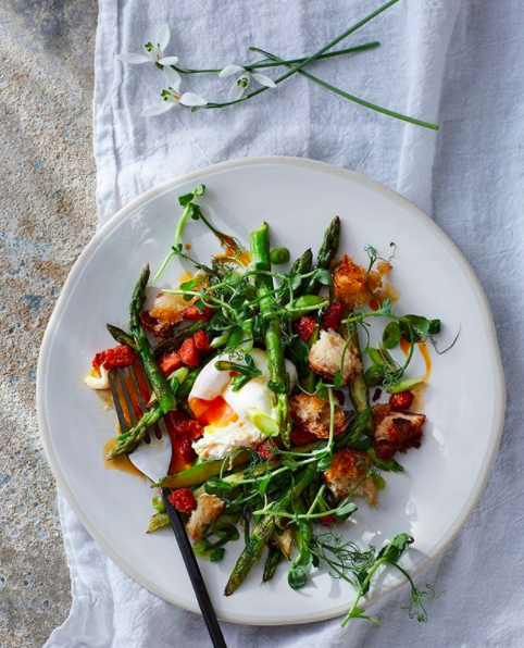 Chefcouk's tweet image. Super easy to make Butter roast asparagus with poached eggs and chorizo by #chefs at @daylesfordcookeryschool A must for a springtime brunch or as an easy lunch option. Full recipe on their handle!

Tell us about your #quarantinecooking experiments!

#ukchefs #chefsinlondon