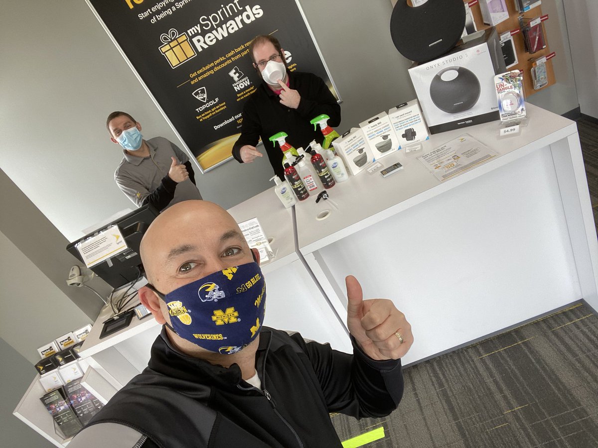 MarkThryvBA's tweet photo. #ThankYou to this great team at the @Sprint by @Aircorpllc in @SpringGrove for always being available for their community, and #KeepingPeopleConnected!  Stop by for amazing #SprintDeals from the #BestValueinWireless! #ThankYou https://t.co/bOPWeP5rWi