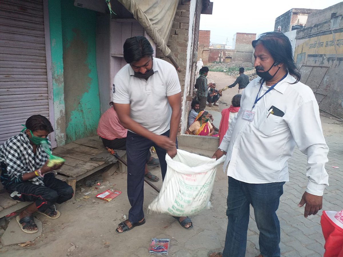 HathrasBank's tweet photo. प्रतिदिन की भाँति आज दिनाँक 24.04.2020 के भोजन प्रसादी वितरण सेवा लॉक डाउन के वक़्त भी की गई। हम सभी सेवदारो का धन्यवाद करते है। @narendramodi @myogiadityanath @AmitShah @dm_hathras @Hamara_Hathras @RajatSharmaLive @ZeeNews @aajtak @sardanarohit https://t.co/SW2G3hYy6Q