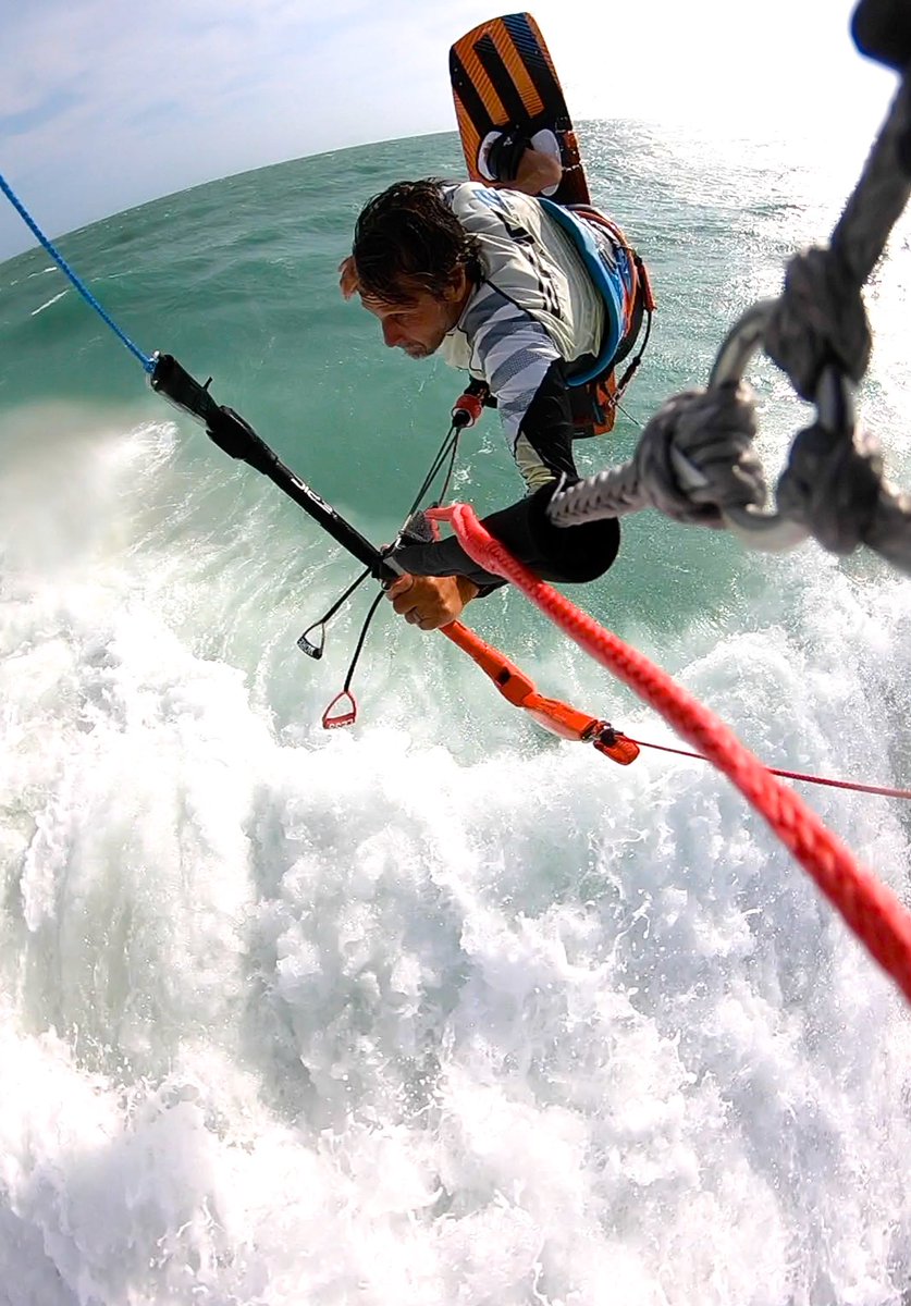dimitrimara's tweet photo. Trying to stay in shape while staying at home.  Especially during this epidemic crisis. #epickites #covid19 #coronavirus #kitesurfing https://t.co/cFaNd2WMk2