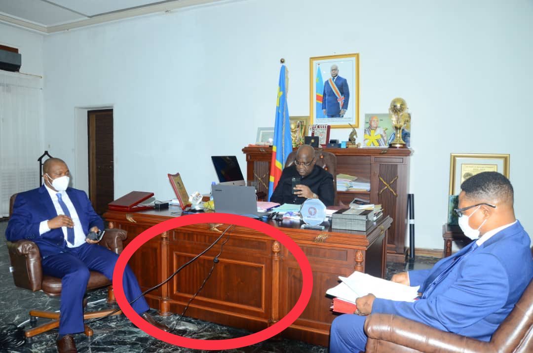 MuntuMosi's tweet photo. 🇨🇩#RDC: Quand #Fatshi tient un conseil des ministres restreint par vidéoconférence ça donne ça...après quand je dirai que la communication de la @Presidence_RDC est plus que médiocre, vous allez encore me taxer de haineuse et de jalouse. Ata bino moko...des câbles apparents? 😒 https://t.co/DoKXYZCMlr