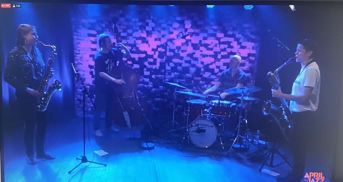 AMensonen's tweet photo. Mitä jätät arkeesi uusista normaaleista, kun korona on ohi?  #apriljazz kotoa käsin. Superposition, omat tarjoilut &amp; hyvät kuulokkeet. Tää vois olla mun 🎧 https://t.co/qJ1G2WirXe