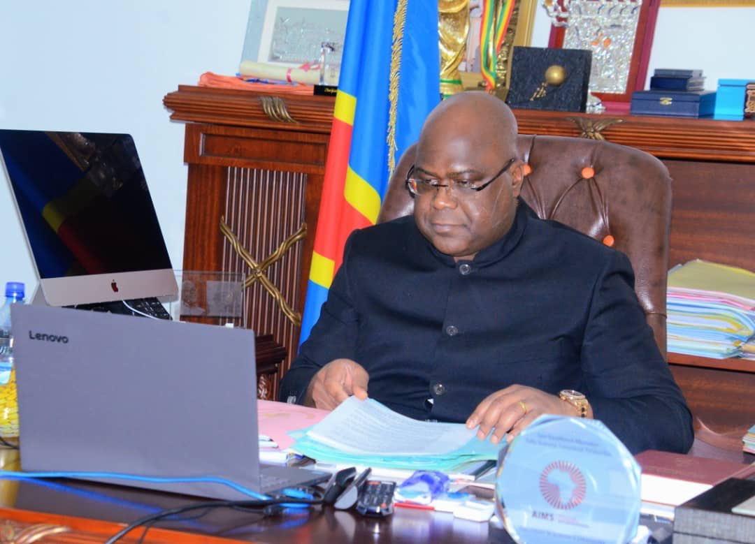 MuntuMosi's tweet photo. 🇨🇩#RDC: Quand #Fatshi tient un conseil des ministres restreint par vidéoconférence ça donne ça...après quand je dirai que la communication de la @Presidence_RDC est plus que médiocre, vous allez encore me taxer de haineuse et de jalouse. Ata bino moko...des câbles apparents? 😒 https://t.co/DoKXYZCMlr