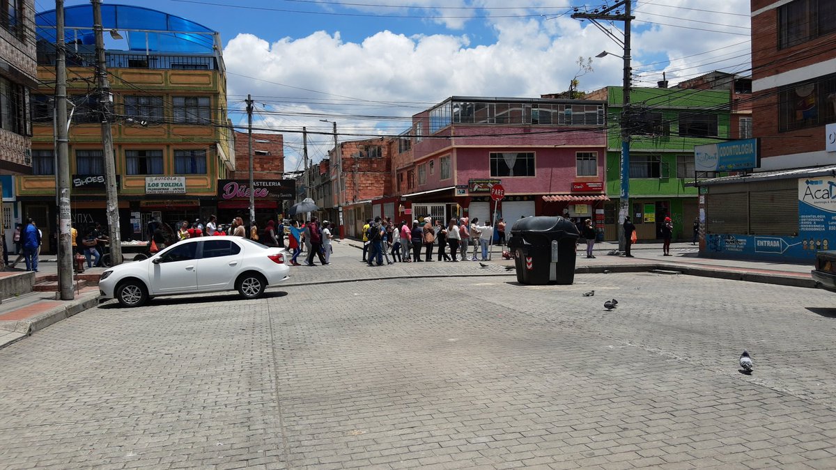 alekscaro's tweet photo. @PoliciaColombia @MinSaludCol @Bogota ésta es la situación actual en el barrio bochica sur, filas para recibir mercados gratis sin acatar las normas sanitarias https://t.co/oYcmXNHrPx