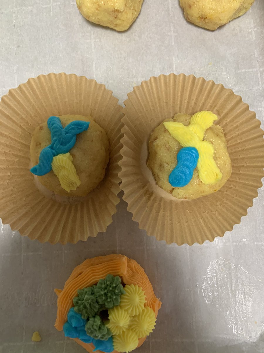 RippSara's tweet photo. I had some crossing over with my cake pops π¬ @UNKBiol106AC #106week14ACS20 https://t.co/GlGUBWI1DX