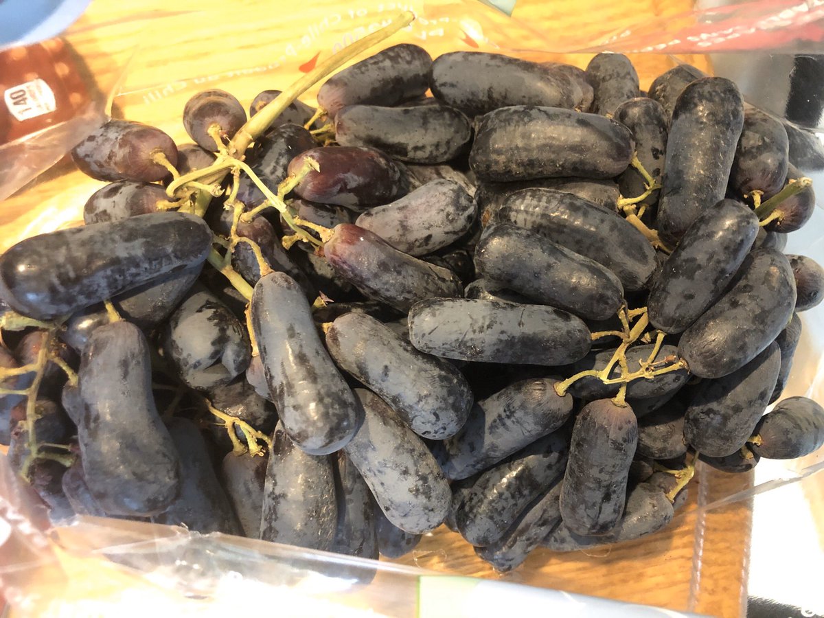 bdam824's tweet photo. My mom got long grapes today... https://t.co/EmgFefGbXe