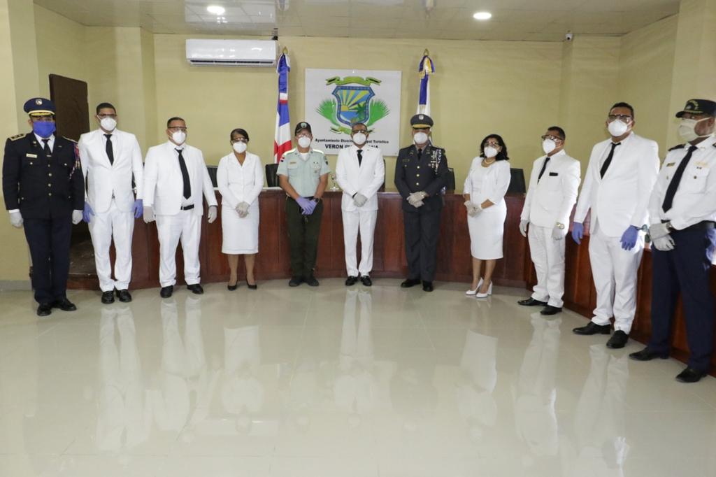 AyuntamientoVPC's tweet photo. SE REALIZA ACTO PROTOCOLAR ESPECIAL JURAMENTACION Y TOMA DE POSESIÓN DE AUTORIDADES MUNICIPALES DEL DISTRITO MUNICIPAL TURÍSTICO VERON PUNTA CANA ESTE 24 DE ABRIL 2020.

#CoronavirusRD 
#COVID2019 https://t.co/87CwUvZQkj
