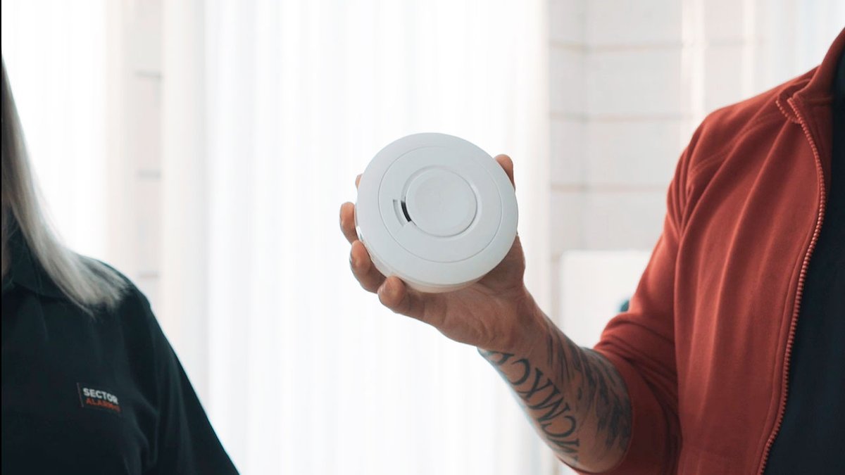 Palovaroittimien reagointinopeudessa on merkittäviä eroja. Katso, miksi kotiin kannattaa valita optinen varoitin. youtube.com/watch?v=4esJhd…