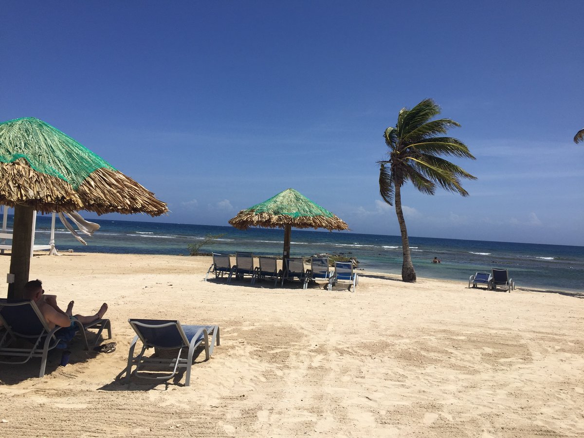 MrsBathsClass's tweet photo. Griz...I went outside this morning and this is not what I saw!  😖 But I’m sending a picture from a beach I went to in Roatan last year.  This is where I’m imagining myself today.  Happy Beach Day Grizzlies!  #GrizChallenge https://t.co/9dXwB1K7nj