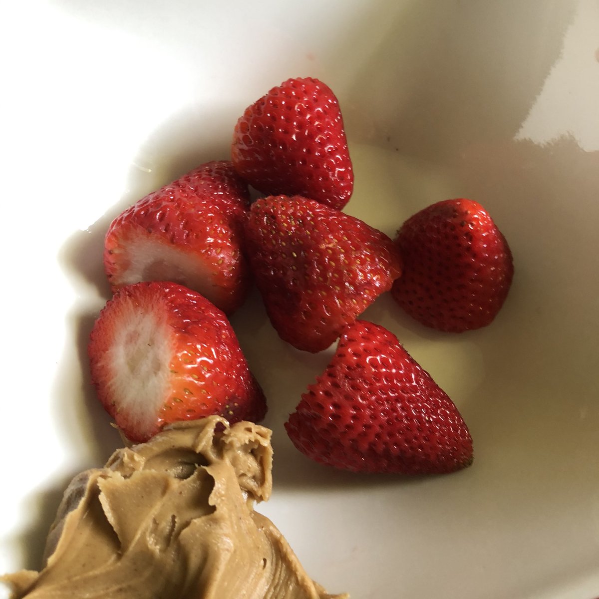 FCPSnutrition's tweet photo. #ShowMeYourPlate snack edition! This is the perfect time of year to grab strawberries! Just make sure you don’t wash them until you’re ready to eat them! Washing them too soon can make your strawberries turn to mush. Add some peanut butter for protein. #ShopSeasonal @suptking https://t.co/7Rin7NkHLc
