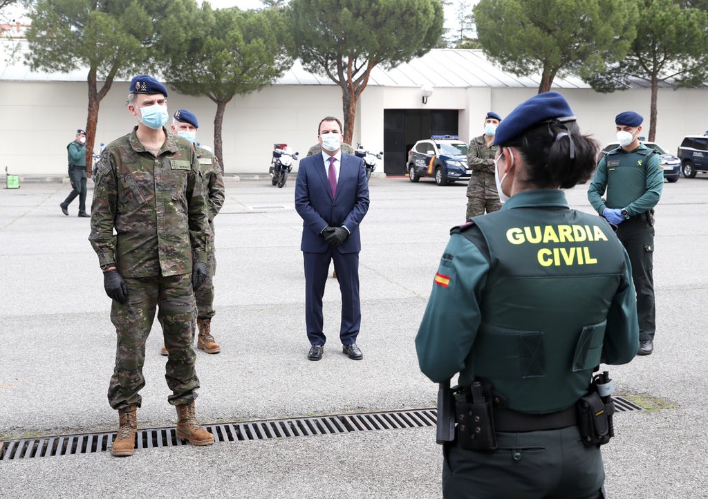 CasaReal's tweet photo. El Rey ha visitado hoy las instalaciones de las unidades de la @GuardiaCivil y del Cuerpo Nacional de @policia adscritas al Servicio de Seguridad de la Casa de Su Majestad el Rey, que se integraron en el dispositivo de las Fuerzas y Cuerpos de Seguridad https://t.co/jH5BF5VV6B https://t.co/uqAxLWl7rR
