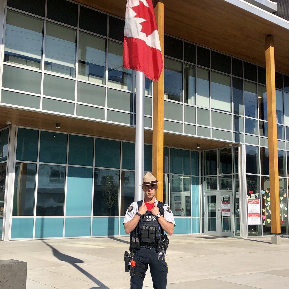 #vendrediportezdurouge @GRCdeKelowna  afin d’honorer la gendarme Heidi Stevenson et les autres victimes innocentes tuées en Nouvelle Écosse. #WearRedFriday #NouvelleÉcosseforte #GRCnoublierajamais