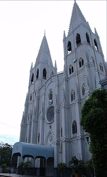 eswikipedia's tweet photo. Hoy #WikiArte nos lleva a Manila (Filipinas), donde se encuentra la Basílica Menor de San Sebastián, sede del Santuario Nacional de Nuestra Señora del Monte Carmelo. Su construcción finalizó en 1891. https://t.co/M88pltfr1U #TwitterCultural https://t.co/N5iWZnSOHF