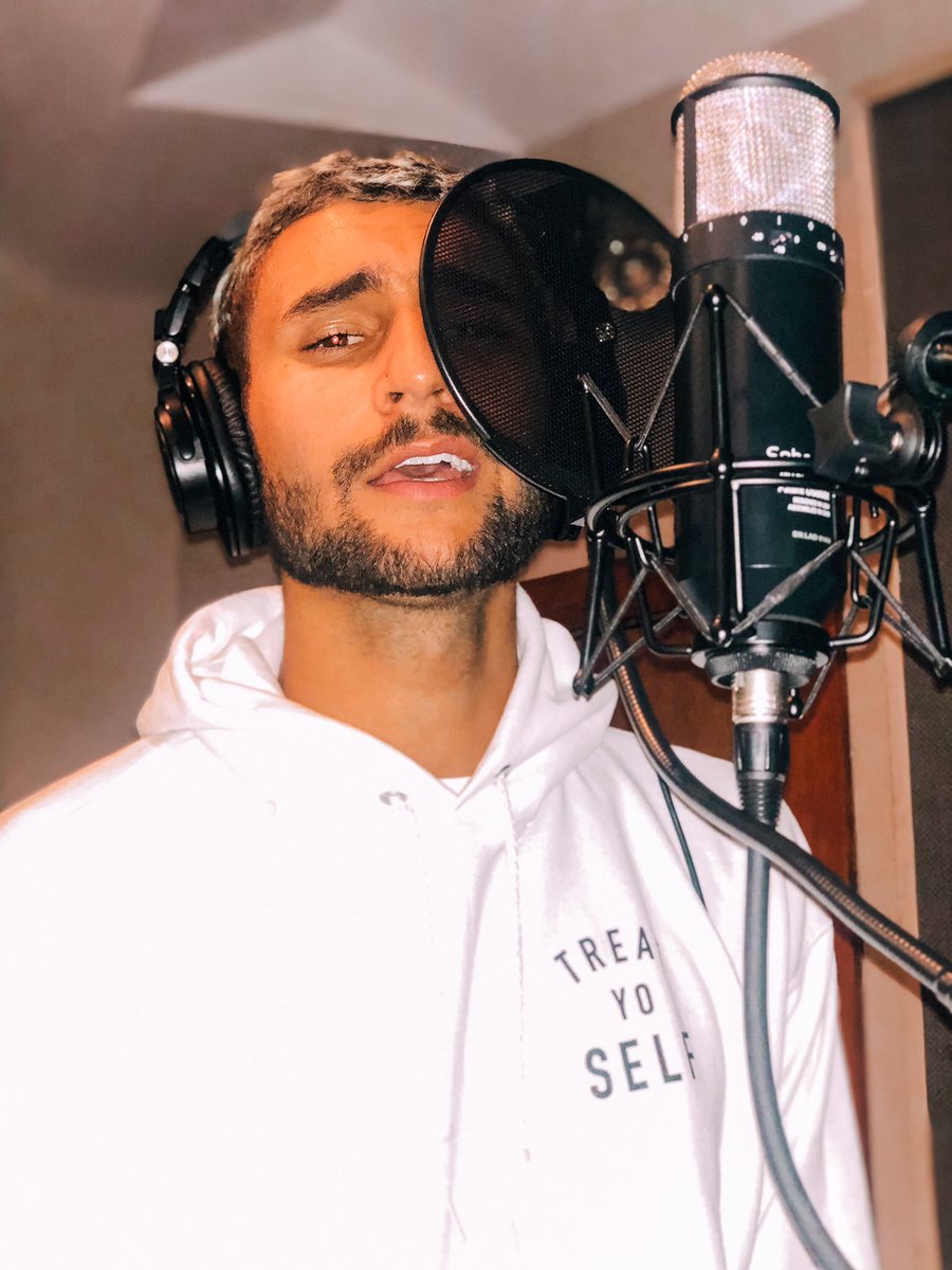 iamsaiflovee's tweet photo. Shoutout to @just_treating for putting on this fundraiser. All proceeds of these hoodies went to frontline healthcare workers risking their lives everyday for our safety. On top of that, it’s super comfyyy ��So much love 🤍

#saiflove #SaifLove #TreatYoSelf https://t.co/5LDuF0WVdc