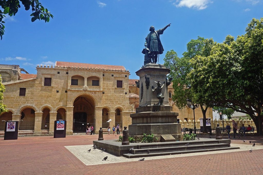 Sa capitale est Saint-Domingue. Cette ville est connue pour être la première ville du « nouveaux monde », fondée en 1496. Sur la photo ci-dessous nous pouvons voir la première Cathédrale d’Amérique.