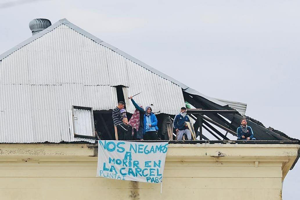 El problema de series de mierda (como el marginal) es q construye sentidos nefastos sobre como es una cárcel y las personas privadas de su libertad.

Cualquiera q haya pisado una cárcel sabe q la condición necesaria para estar ahí es ser pobre y q los DDHH quedan en la puerta.