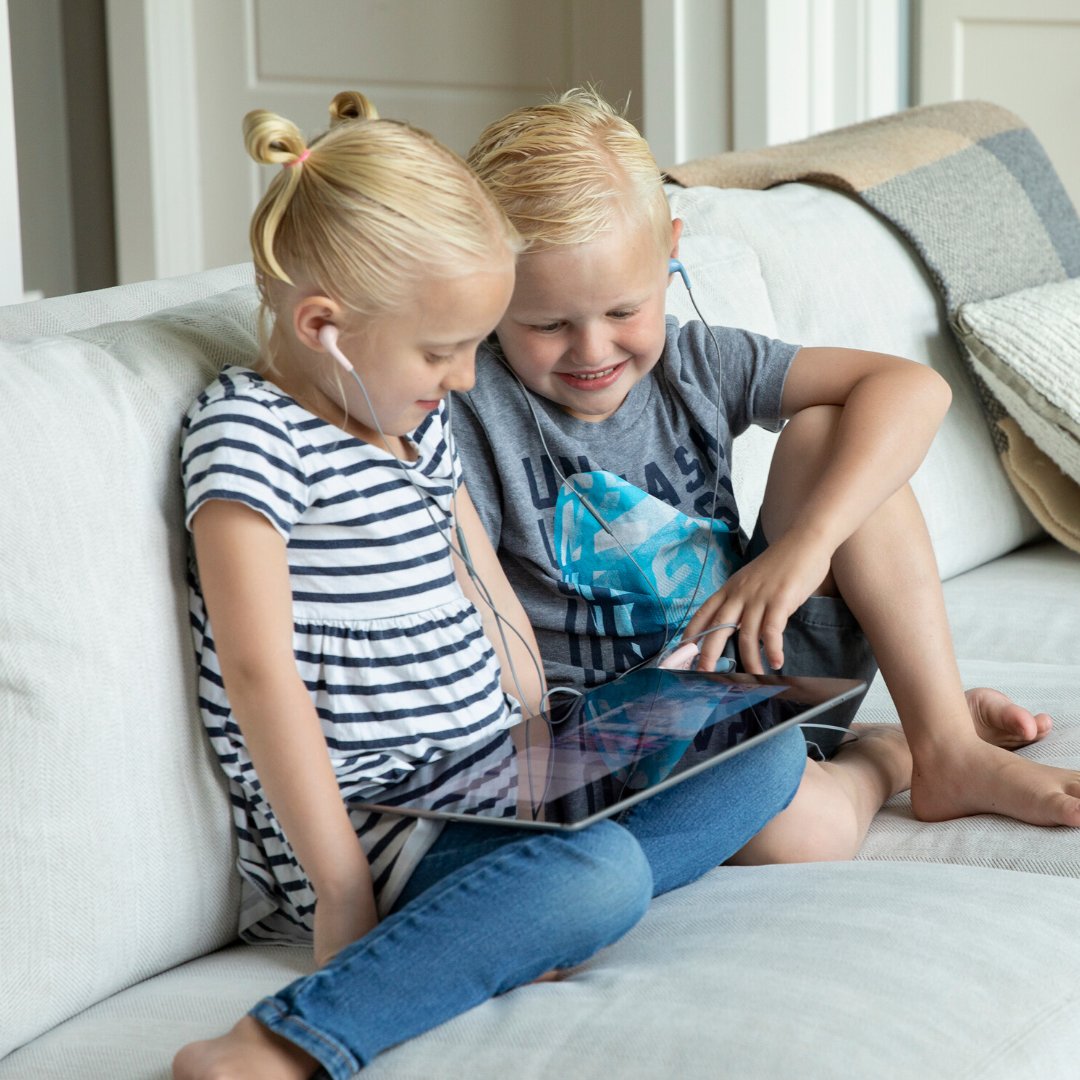 sharesplitz's tweet image. Rather than letting your kids argue over earbuds, try #Splitz. You'll get clear, balanced sound for all, even with three or more connections. #musiclover