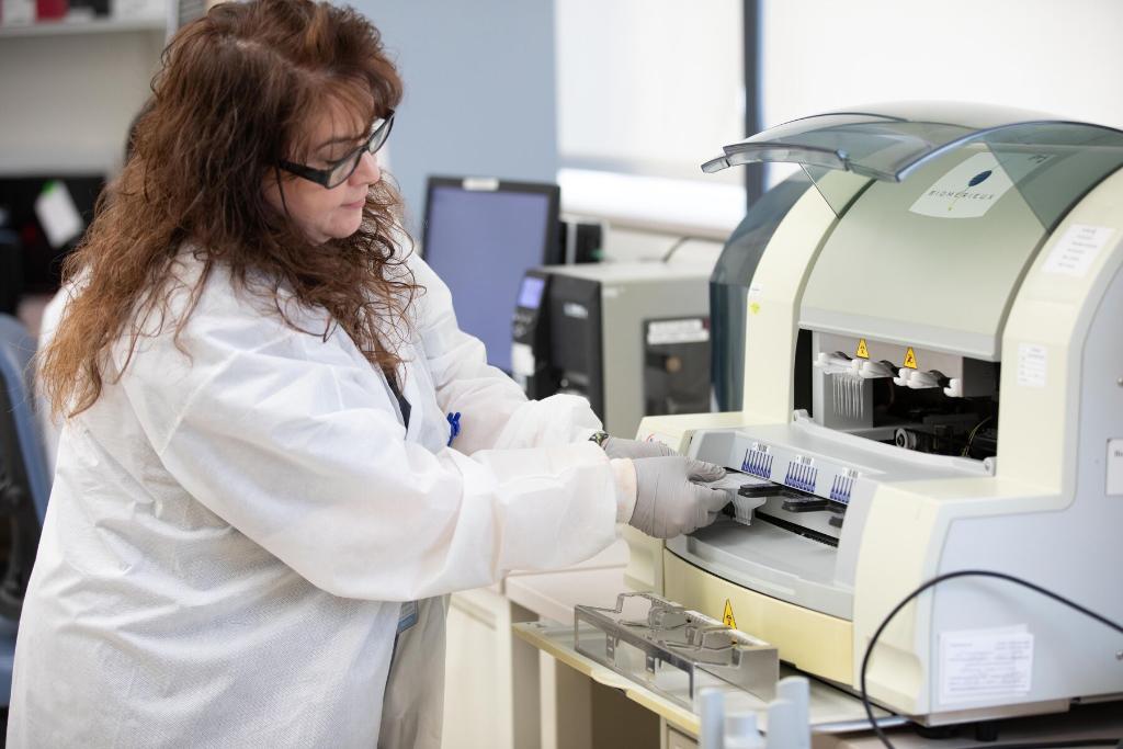 YNHH's tweet image. This week, &amp;amp; especially during these challenging times, @ynhhealth celebrates the hard work &amp;amp; dedication of those who work tirelessly in our laboratories to uncover the answers that lead to the right treatment for every patient, every day. Happy #LaboratoryProfessionalsWeek!