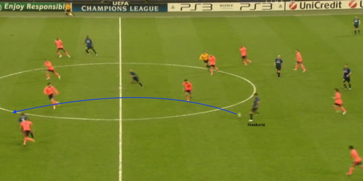 2.Passing thru the press•On 55 mins,Mou subbed Pandev off for Stanković, reverting to a 442 diamond-Stanković wasn't just a ball-winner in Cambiasso & Motta's mould-more technical ability & he took responsibility to play thru Barca's press,with his passing instead of dribbling