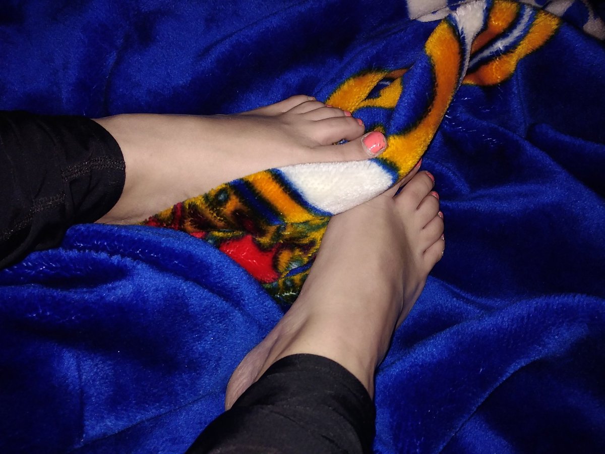 Na96Dann's tweet photo. Donde estan esos cerditos para darme un bien comienzo de fin de semana. 💸💸💸 venid a satisfacerme 😈
#paypig #footfetish #paypal #paypiggies #fendom #sexting #admirame #tributame #goddes #obedeceme 😈💸💸 https://t.co/wGJalA8JA1