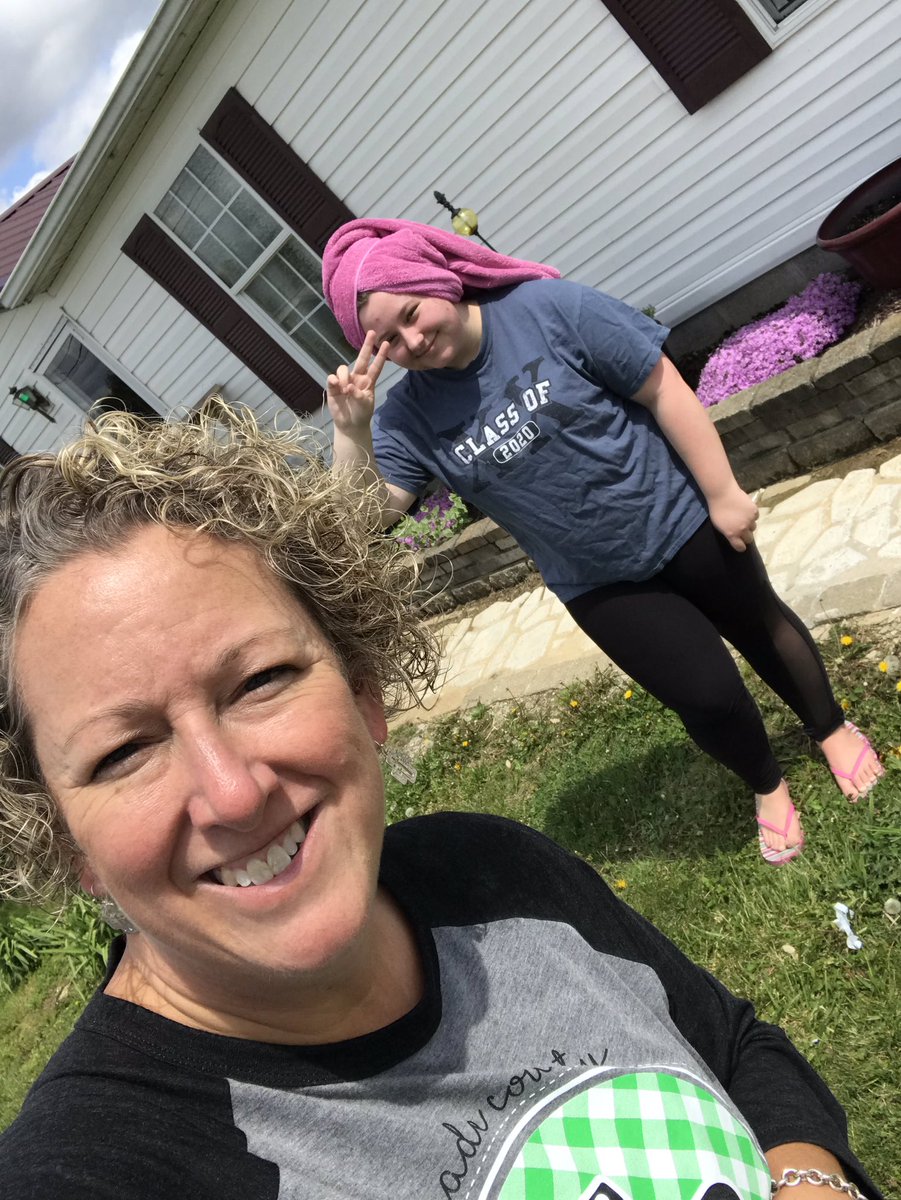 canoeing2's tweet photo. When you think they’re not home, but the neighbor tracks you down to tell you someone’s out back...&amp; mom drags student out of shower!!! Sign surprise success!! Congrats, Sydra! #seniorsign #seniorlife #proudteacher #grads @MEADECOUNTYHIGH https://t.co/2szUqklMHa