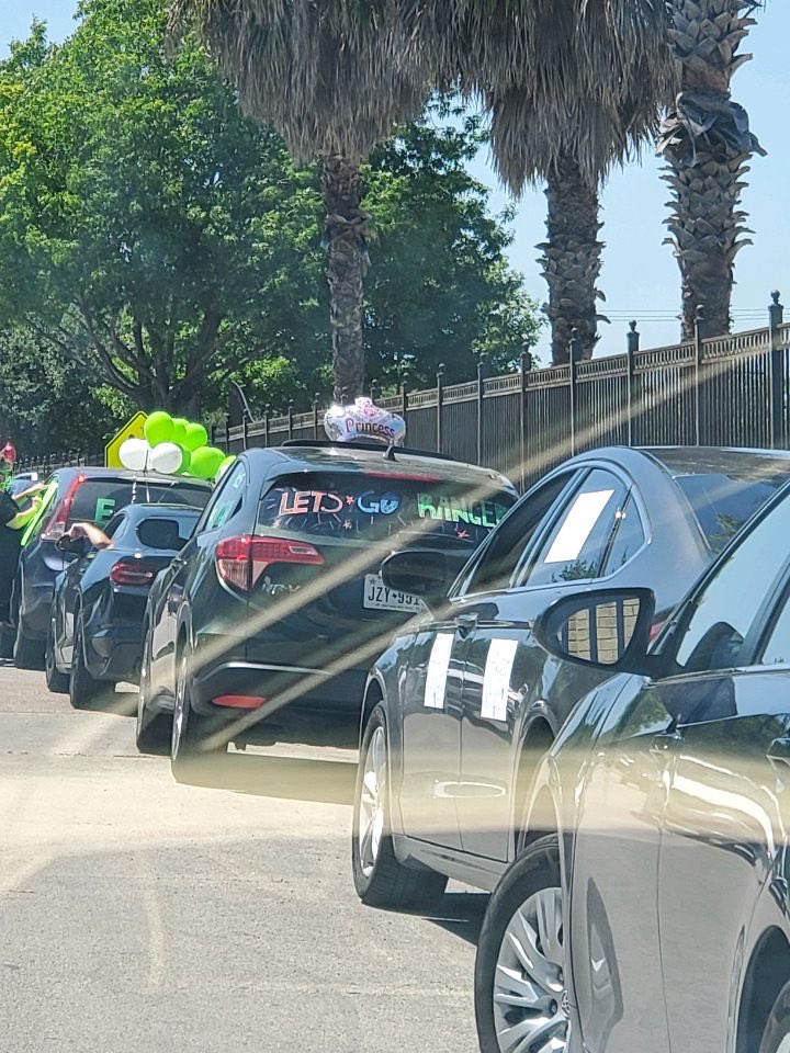 LopezprinciPAL's tweet photo. Our @edison_school staff decked out their cars with window paint balloons and posters. It was the best feeling to drive thru our community and see some familiar faces. It was filled with plenty of positive vibes! #wemissyou #edisonhome #schoolparade #honkhonk 🤠🤣👋🏽🚙🚗🚐 https://t.co/zjAaZhtS4d