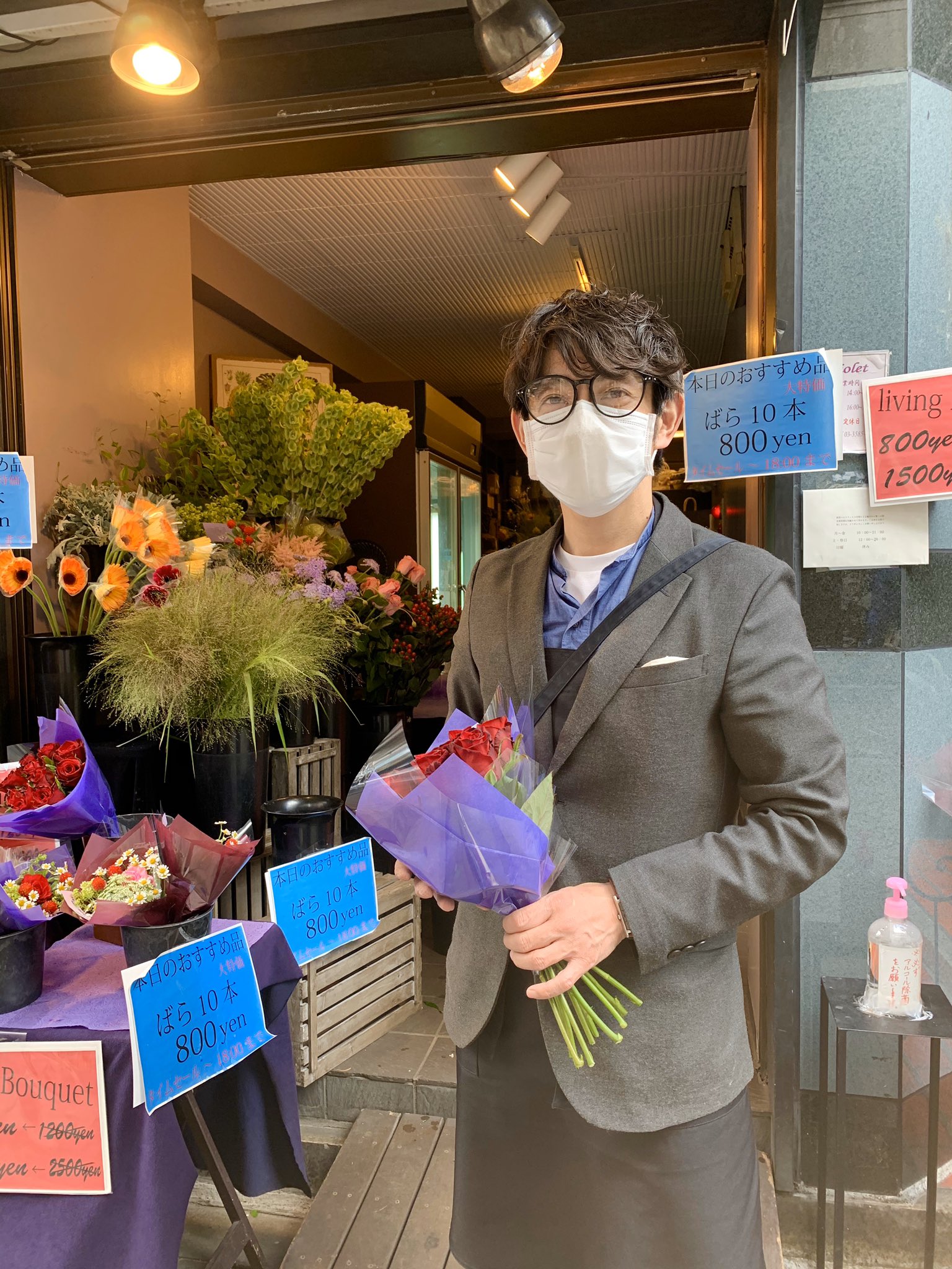 コハク 外出自粛中ではありますが ご用事でお近くにお越しの際に如何ですか 赤坂高級ナイトクラブやレストランを飾るお花屋さん ヴィオレ 今全品100円 私は薔薇を50本買いました 税込5500円 マスクの下もイケメンな優しい店長さんです 赤坂