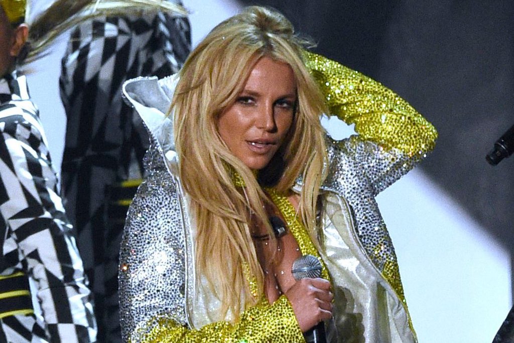 Britney on Stage of the VMAS 2016 performing “Make Me..”.