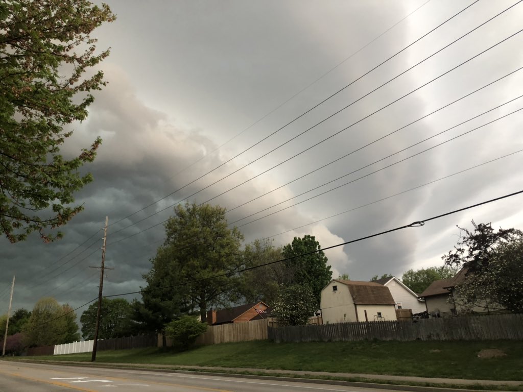 mshill0909's tweet photo. St. Peters looking west/north west right now #stlwx https://t.co/mSq7pjw9RV
