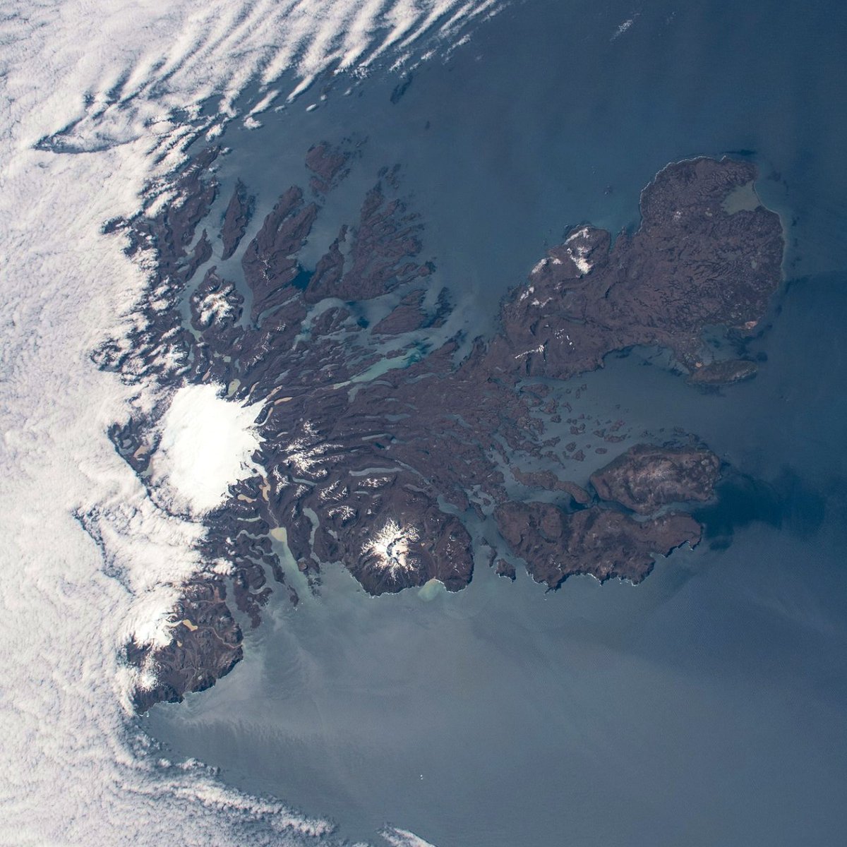 Yesterday I came across this image, taken from the  @Space_Station—of Kerguelen, an island in the south Indian Ocean that's the topmost part of a *huge* igneous province, the Kerguelen Plateau.It's also somewhere I was lucky enough to visit in 2006.(1/n)