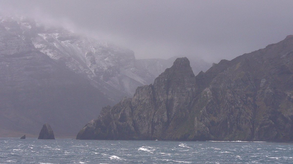 On the way down, we passed by some outlying island down there, some of which had a real Lord of the Rings vibe going on. These islands are all uninhabited, with the exception of some scientists, rabbits, and lots of seabirds.(3/n)