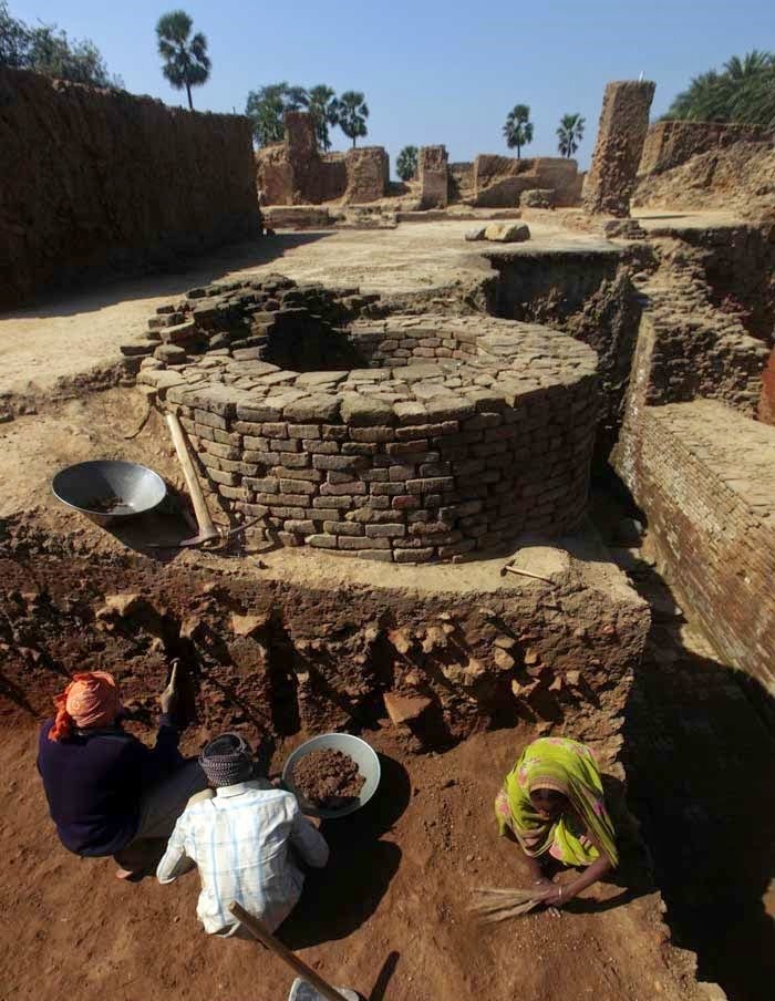 It is said the University was built by one of the descendents of Magadha ruler Bimbisara. During the excavation, the team members stumbled upon a 1.5-foot-thick layer of ash, suggesting that Telhara University was also burnt by Khilji on his way.