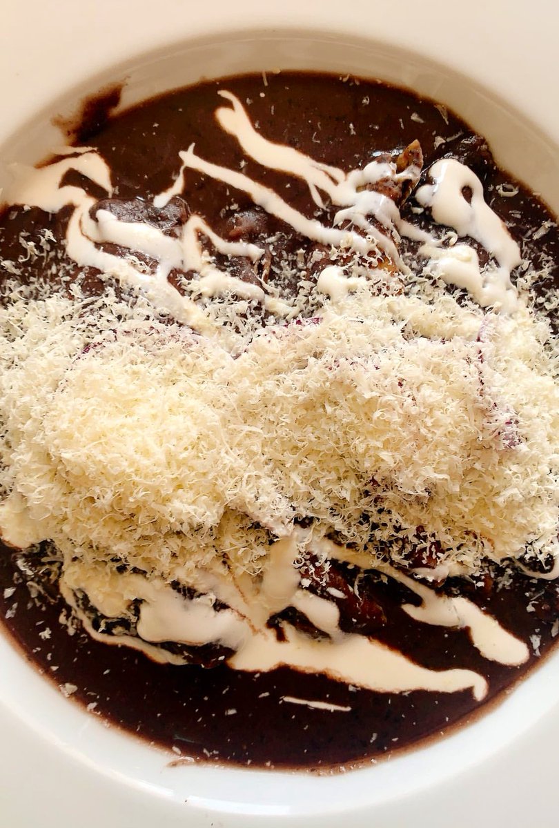 Unas ricas enfrijoladas con huevo y Queso Cotija rayado del <a href="/chefsepia/">Julian Martinez</a> !!! 🤤 #enfrijoladas #cocinamexicana #quesocotija #consumelocalmx