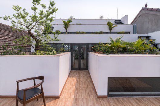 #تصميم مميز لمشروع #سكني خاص ( تيراس هوم ) للمصمم H&amp;P Architects. في ارض مساحتها (( ١١٠ متر مربع )) 

فكرة بلكونات خارجيه بدلًا من اسطح فارغة ، و بلكونات داخلية بلا من إطلالات خارجة تقليدية.

فناء امامي مسقوف - فكره جميلة للارتداد الأمامي.
