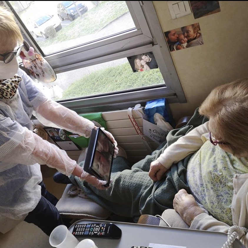 Merci infiniment à la @FondationHPHF et à <a href="/boulanger/">Boulanger</a> pour ce don de 150 tablettes à nos aînés dans les 15 EHPAD de la Ville : un outil précieux pour lutter contre l'isolement et maintenir le lien social &amp; familial en cette période difficile. #SOLIDARITEHOPITAUX #UNMONDEDELIEN