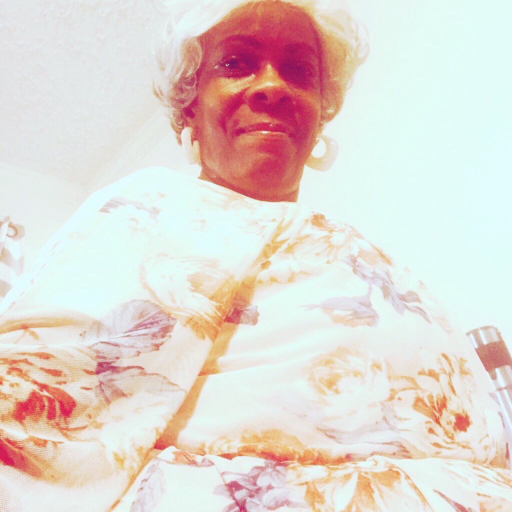 QueenAnnComedy's tweet photo. Listen to me Got Mamit 2nd RECESSION On Paper Towels and Toilet Tissue I gooooes to the Supermarket NO Paper Towels NO Toilet Tissue I’ll wipe off with my feet 👣Wtf I’ve been Punk for 2 wks I Don’t Know you tell me. I found this in the Trash Lol😄@queenanncooking @QUEENANNENERGY https://t.co/jSvP1xSbYn