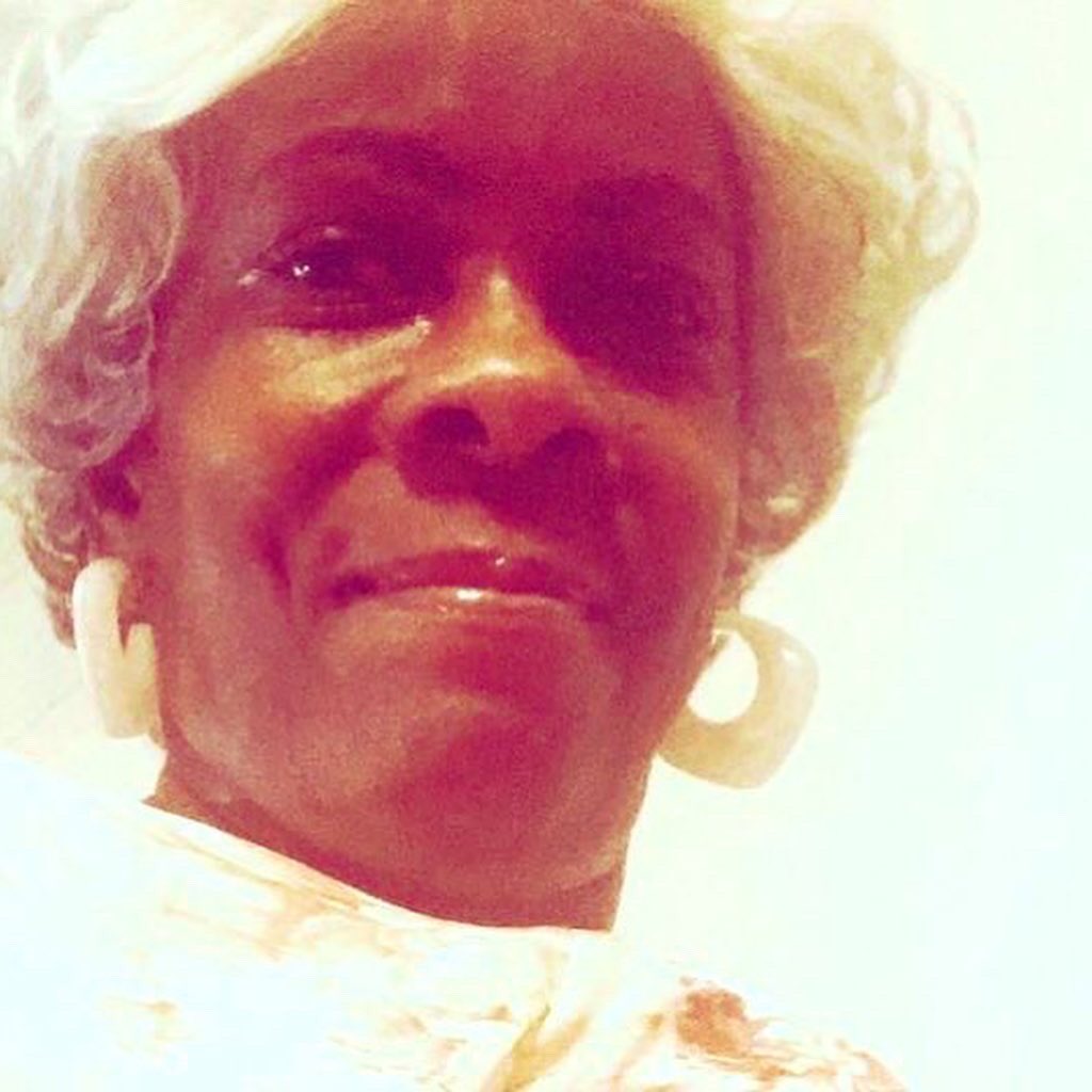 QueenAnnComedy's tweet photo. Listen to me Got Mamit 2nd RECESSION On Paper Towels and Toilet Tissue I gooooes to the Supermarket NO Paper Towels NO Toilet Tissue I’ll wipe off with my feet 👣Wtf I’ve been Punk for 2 wks I Don’t Know you tell me. I found this in the Trash Lol😄@queenanncooking @QUEENANNENERGY https://t.co/jSvP1xSbYn