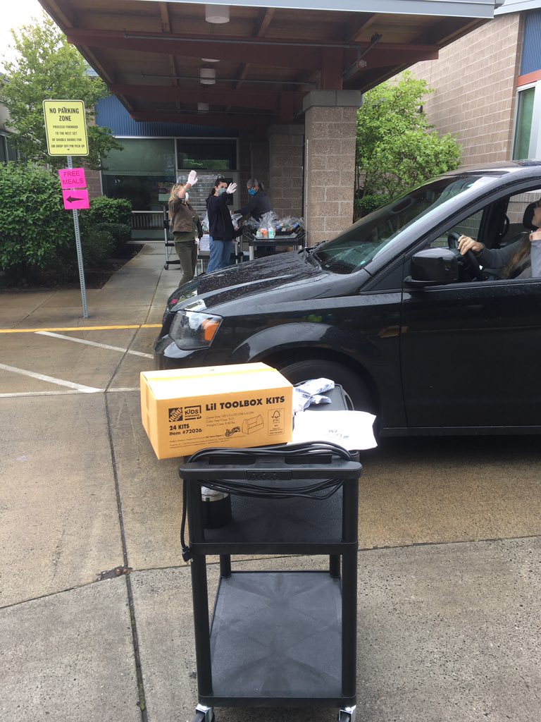 Grab n Go lunches, student packets, and <a href="/HomeDepot/">The Home Depot</a> kids’ workshop kits (216 today!) flying out the door <a href="/beaveracres_BSD/">Beaver Acres</a>! #kidmadethings <a href="/BeavertonSD/">Beaverton Schools</a> #BSDfutureready