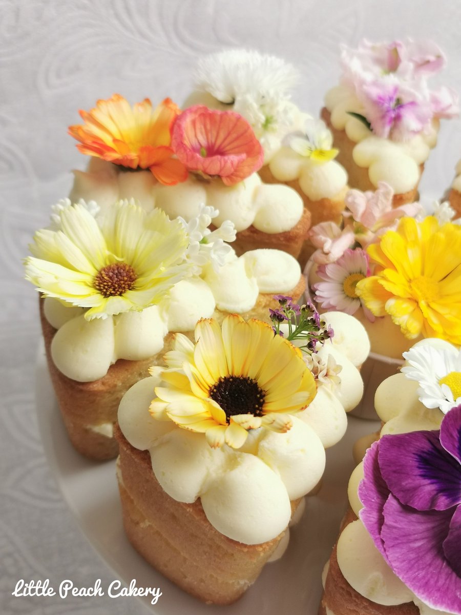 PeachCakery's tweet photo. 😍🌼🌸 Flowers and cake #cake #freshflowers #edibleflowers https://t.co/pqz3hlXJFE